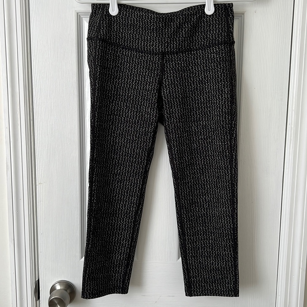 Athleta ST Black and Grey Zig-Zag Pattern Cropped Leggings